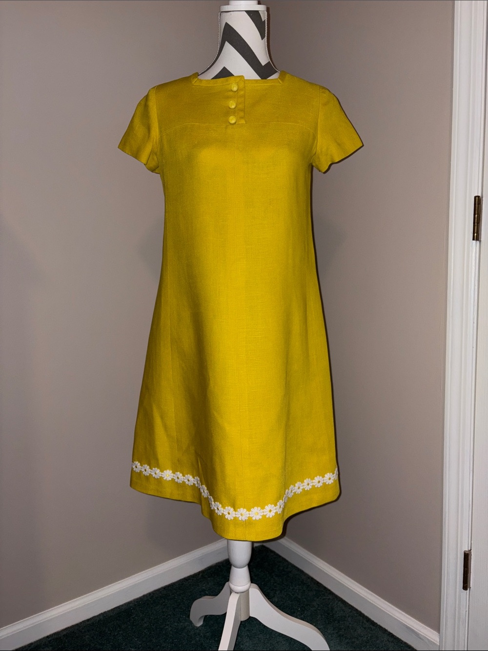 Vintage 1950’s Yellow Short-Sleeve A-Line Dress with White Floral Hem size 8
